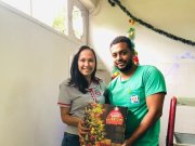 Luana Brandão entregando  cesta de natal para  Vanderli O